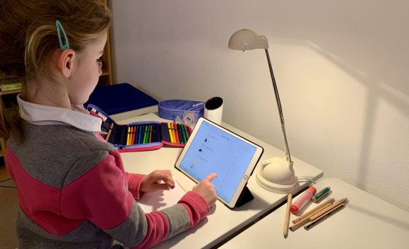 210120_Schulkind_am_Tablet.jpg