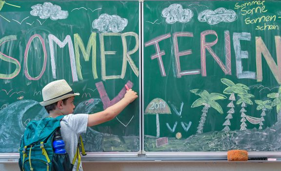 typical-sommerferien-100~2400x1350